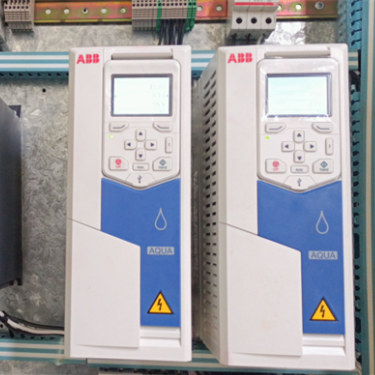 Muestra dos variadores de frecuencia de la marca ABB (línea AQUA), que sirven para controlar la velocidad y automatizar motores de bombas de agua