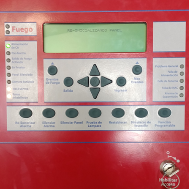 Vista de primer plano de la pantalla y controles de un panel de detección de incendios en estado de reinicio