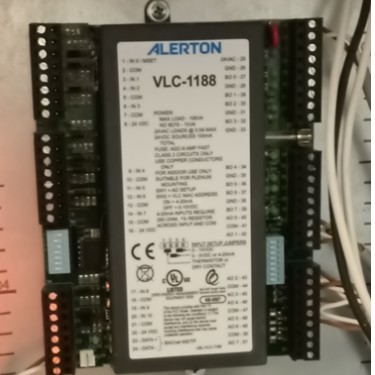 Es un controlador lógico programable (modelo VLC-1188 de Alerton) utilizado para la automatización y control de sistemas de aire acondicionado o iluminación en edificios inteligentes