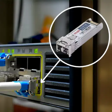 Detalle ampliado de un transceptor óptico miniatura (módulo SFP de la marca Ruijie) insertado en el puerto de un switch para conexiones de fibra óptica de alta velocidad.