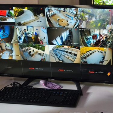 Pantalla de visualización multi-cámara en tiempo real conectada a un sistema de grabación HikVision para la supervisión de distintas áreas.
